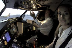 Olivia im Cockpit des Flugsimulators in München